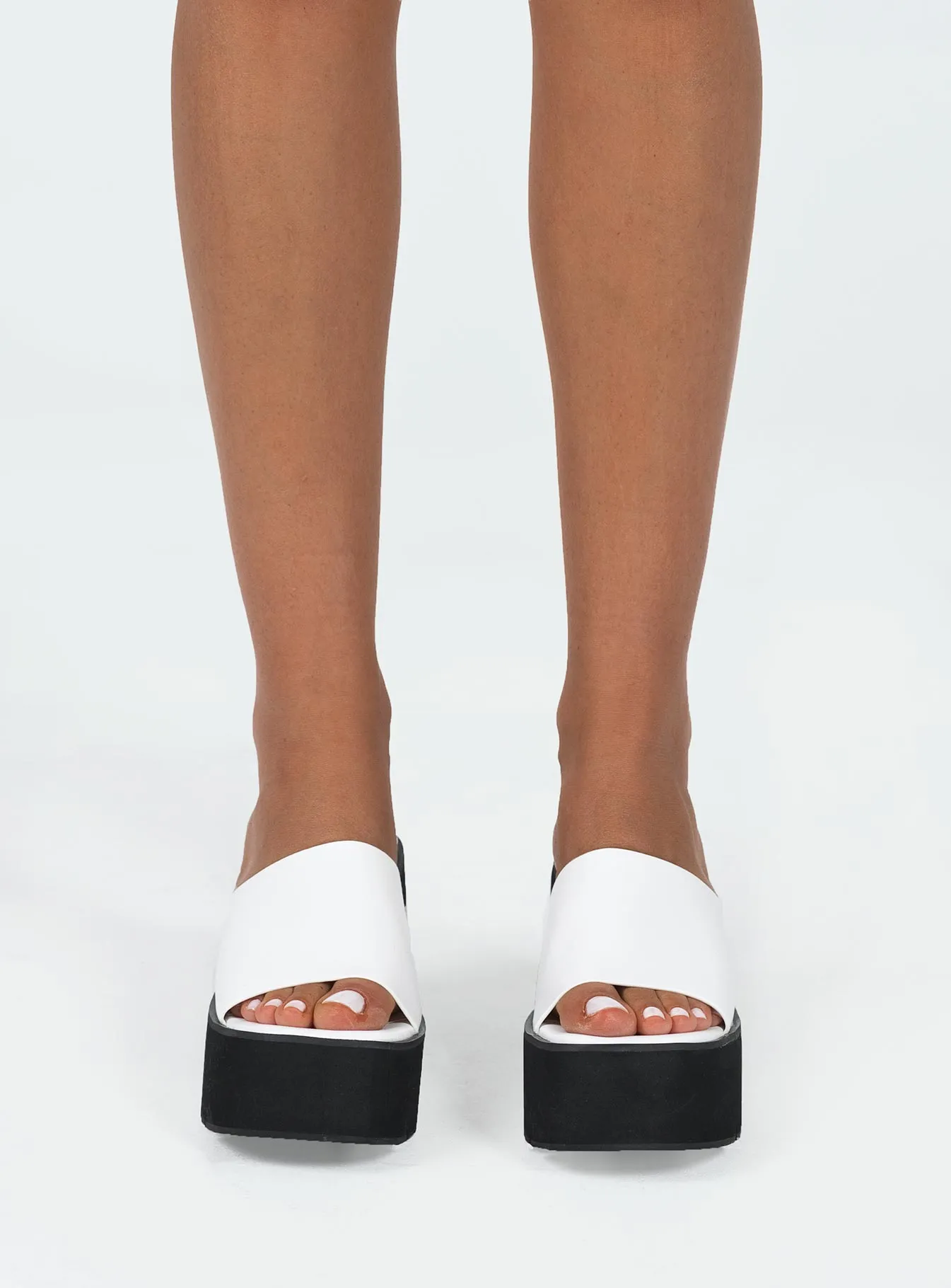 White Platform Heels: Alissen