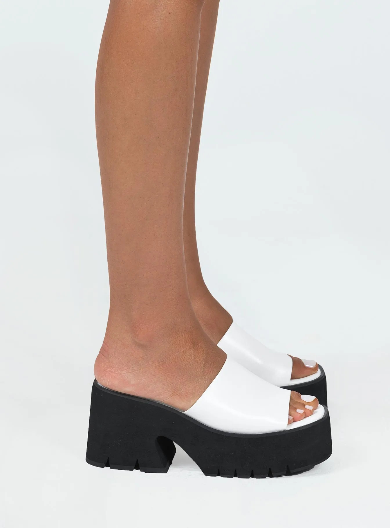 White Platform Heels: Alissen